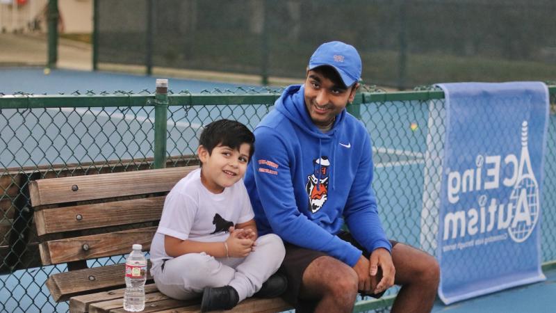 在bck体育官网学院的自闭症治疗会上，一位带着孩子的网球运动员.